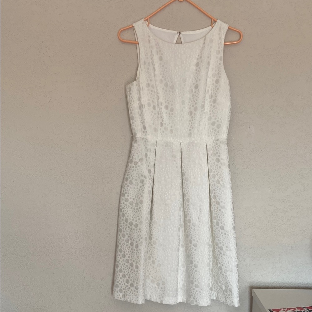 Elegant White Sleeveless Dress